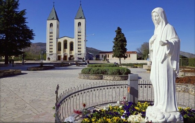una immagine della chiesa di Medjugorje con la statua della Vergine